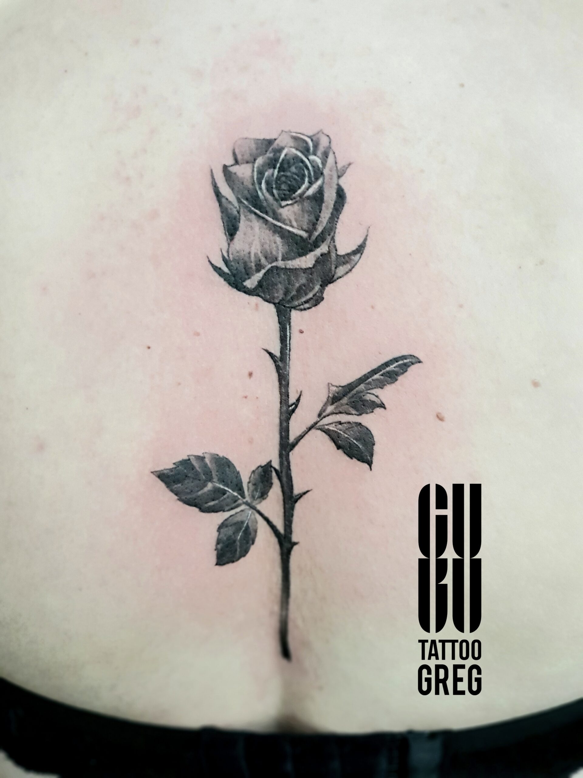 Tatuaż róża Guru Tattoo Wrocław - tatuażysta Grzegorz