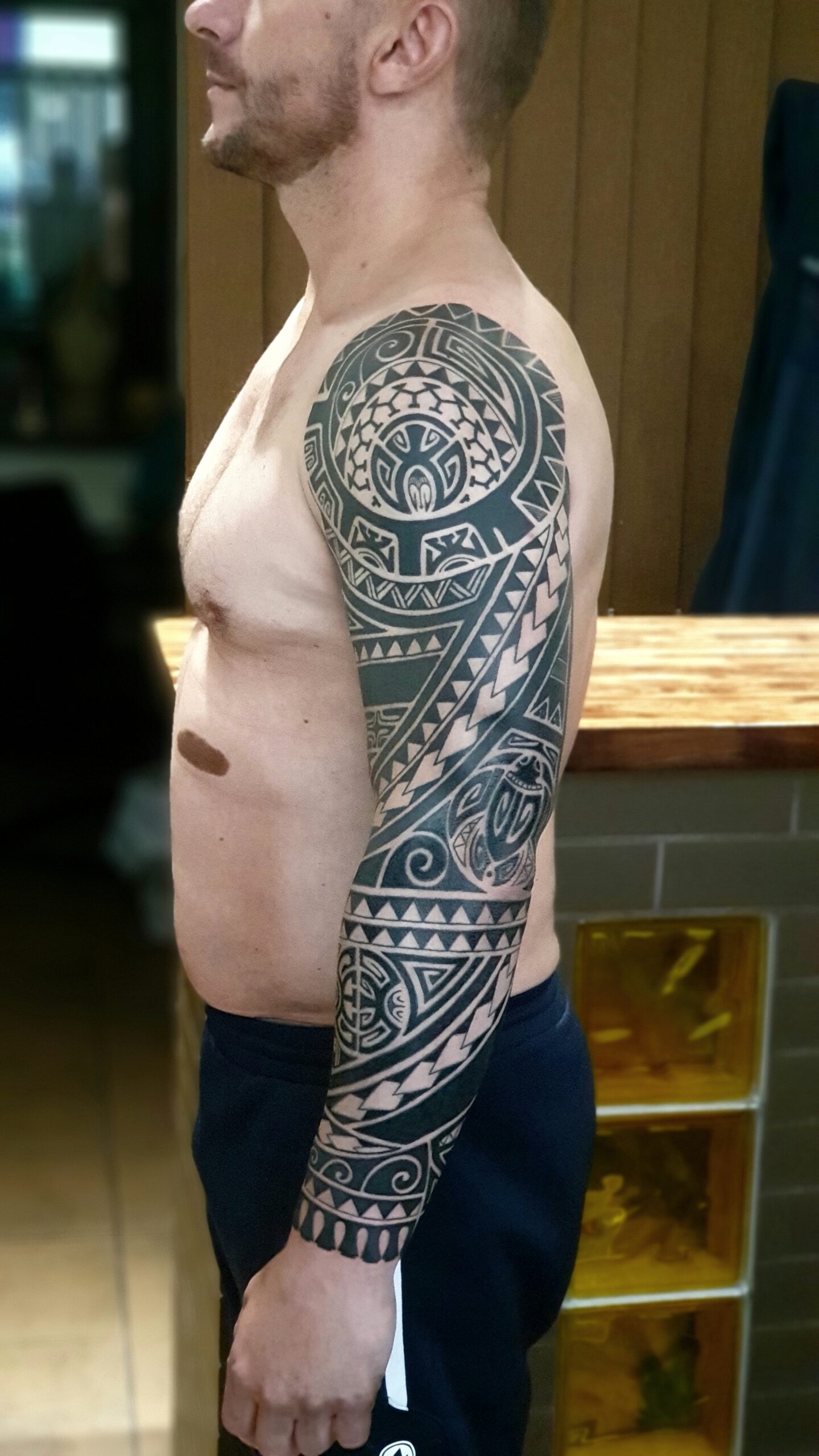 Tatuaż polinezyjski rękaw Guru Tattoo Wrocław