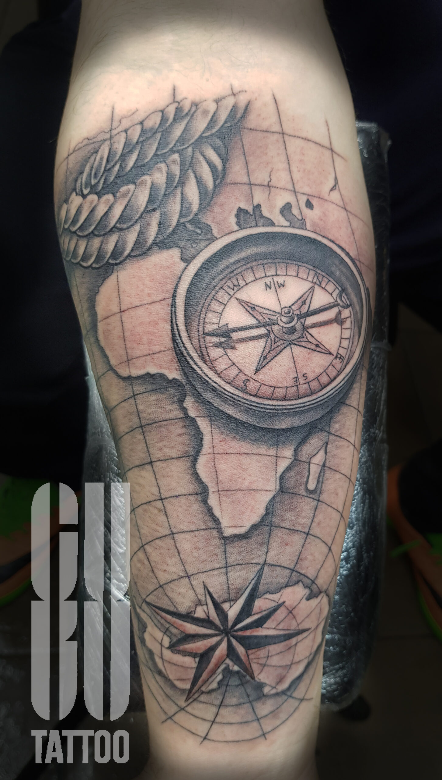Tatuaż mapa kompas Guru Tattoo Wrocław